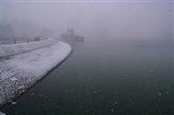 吹雪く満濃池